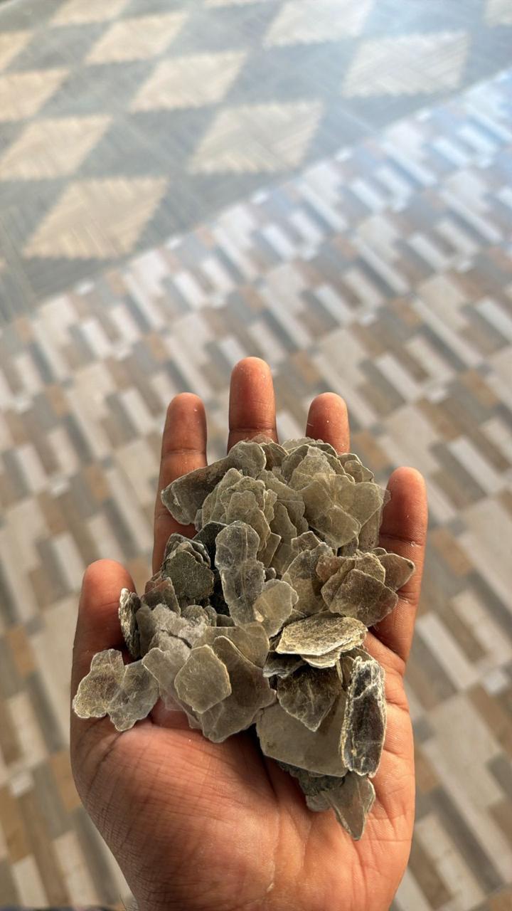 Natural mica specimens — muscovite grade for cosmetic and paint applications