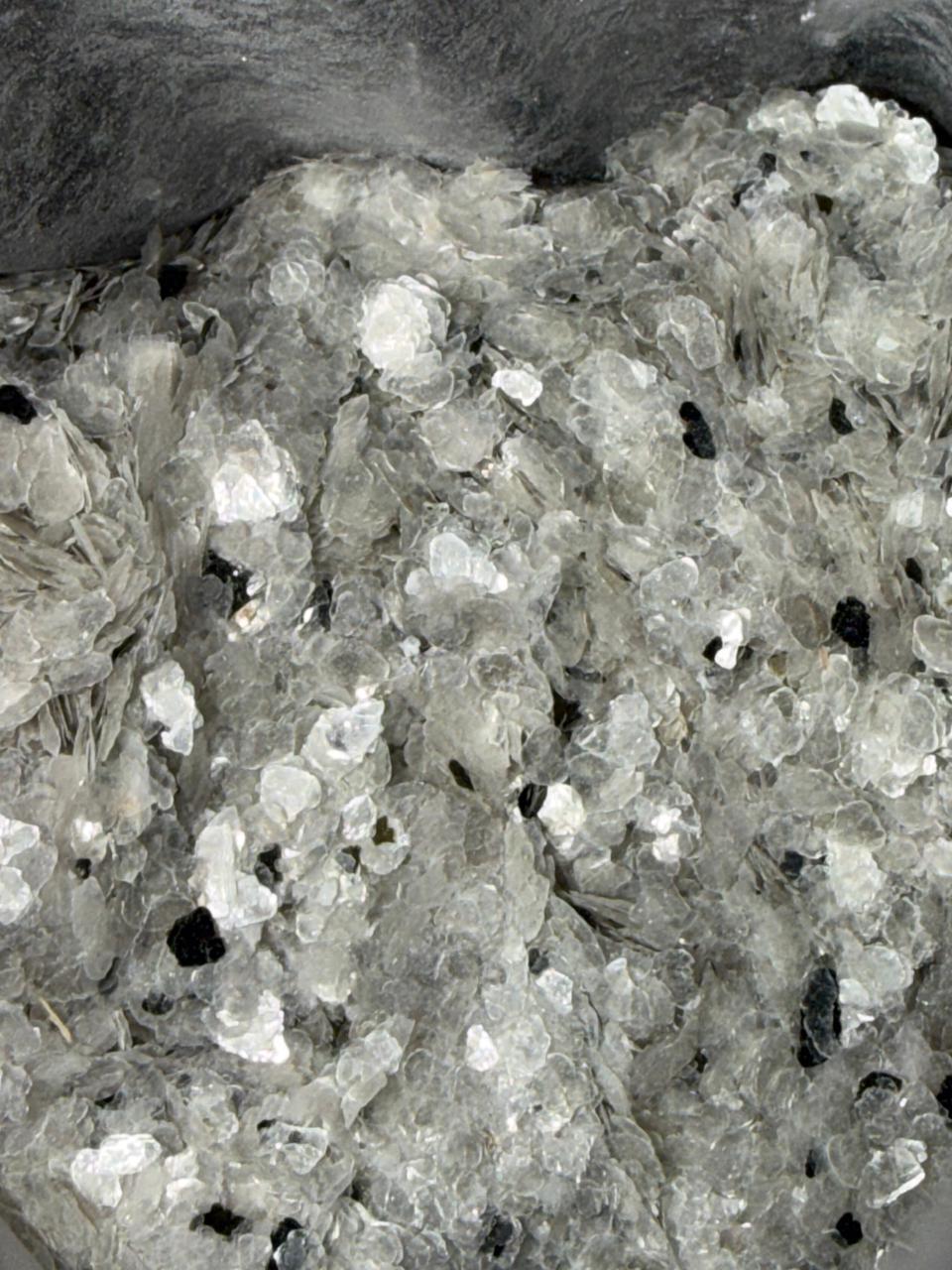 Mica ore — industrial grade for plastics and rubber reinforcement